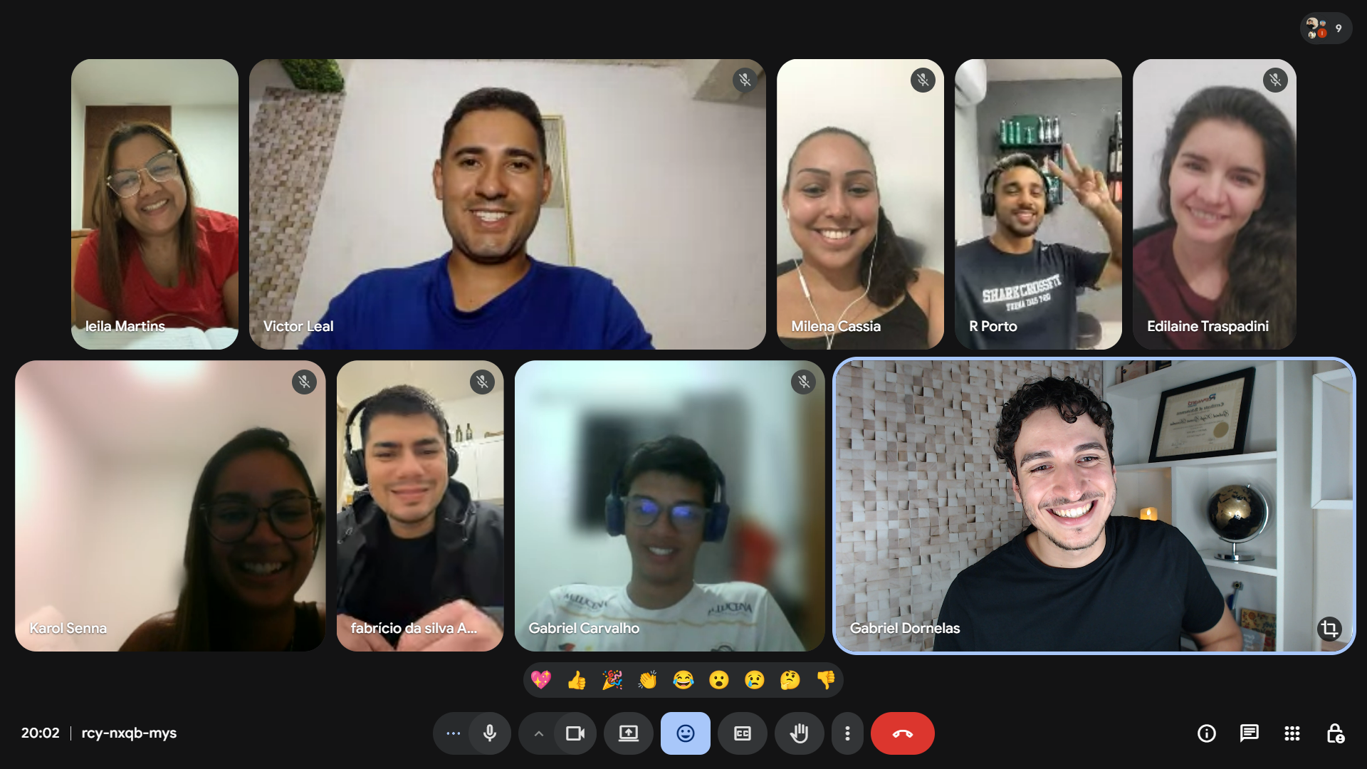 Teacher Gabriel em aula ao vivo com alunos do Travel English
